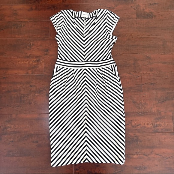 REISS Petula Shift Dress Knee Length Black White Stripe Chevron Print Size 8 - Picture 2 of 11